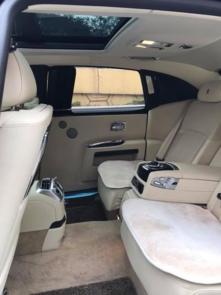 Cửa sổ trời toàn cảnh phía trên trần xe. Vì xe có trục cơ sở dài hơn phiên bản tiêu chuẩn 170mm nên không gian trong xe khá thông thoáng, rộng rãi.