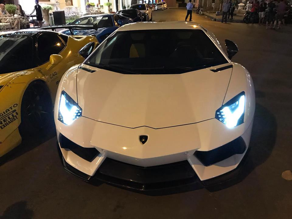 Những chiếc siêu xe độ này đều thuộc dạng hàng hiếm độc nhất vô nhị ở Việt Nam. Chính vì thế chúng luôn thu hút ánh nhìn của người đi đường ở mỗi điểm dừng đỗ.