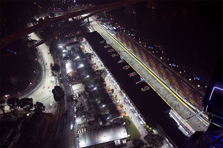 Đường đua này đi vào hoạt động kể từ năm 2008 và là chặng đua đặc biệt nhất đi đua vào buổi tối, với ánh sáng nhân tạo. Đường đua này có 18 khúc cua, trong đó khúc cua thứ 10 được tay đua kì cựu Lewis Hamilton tuyên bố là “khúc cua khó nhất tại F1”.