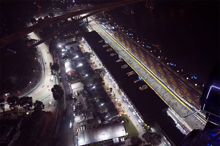 Đường đua này đi vào hoạt động kể từ năm 2008 và là chặng đua đặc biệt nhất đi đua vào buổi tối, với ánh sáng nhân tạo. Đường đua này có 18 khúc cua, trong đó khúc cua thứ 10 được tay đua kì cựu Lewis Hamilton tuyên bố là “khúc cua khó nhất tại F1”.