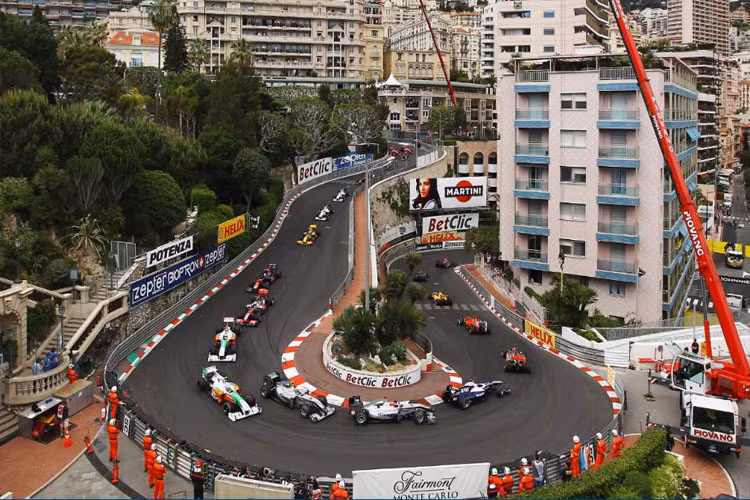 Điểm đáng chú ý ở đường đua này là những khúc cua luôn là thử thách khó nhằn cho các tay đua. Trong ảnh là khúc cua đến 180 độ tại đường đua này.