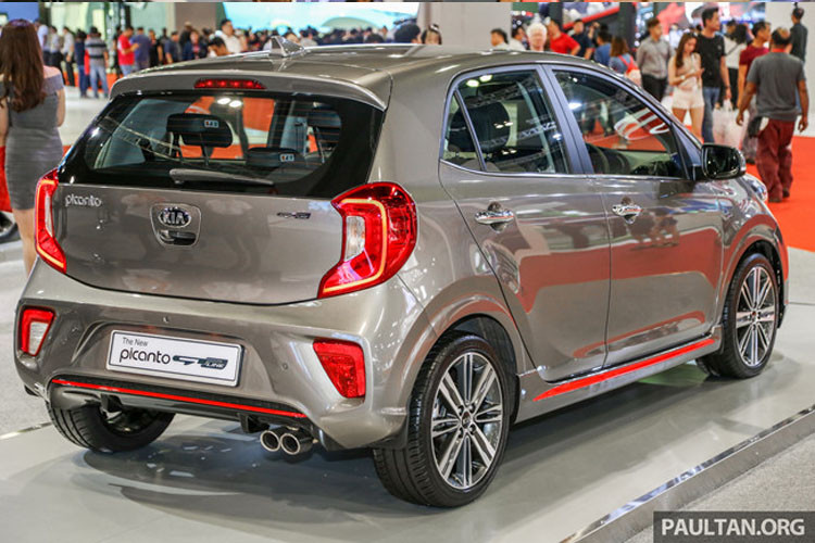 Phía sau là cụm ống xả đôi rất thể thao. Đồng thời phía sau xe cũng được gắn camera lùi hiện đại.