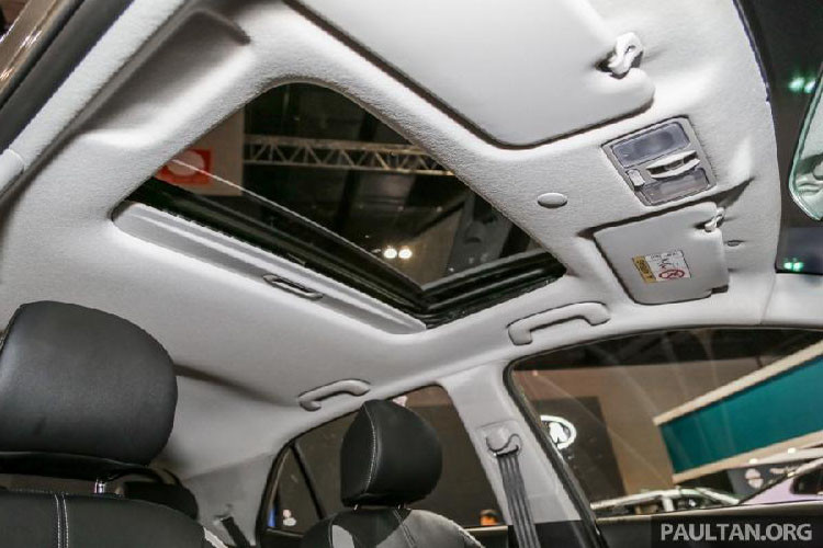 Một cửa sổ trời nhỏ trên nóc.