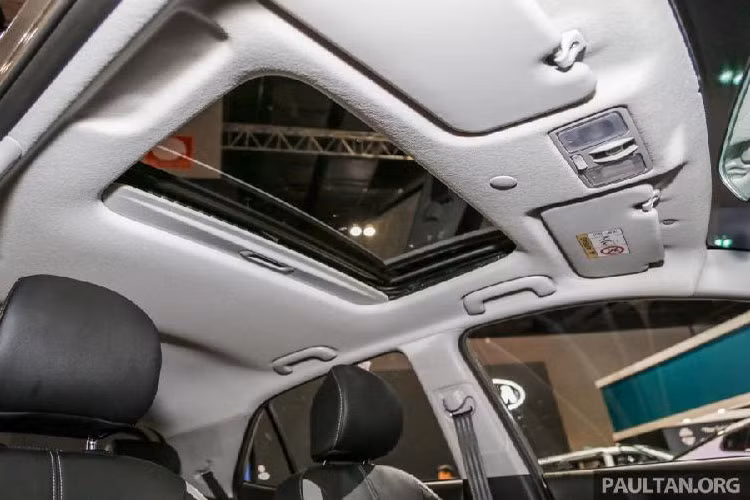 Một cửa sổ trời nhỏ trên nóc.