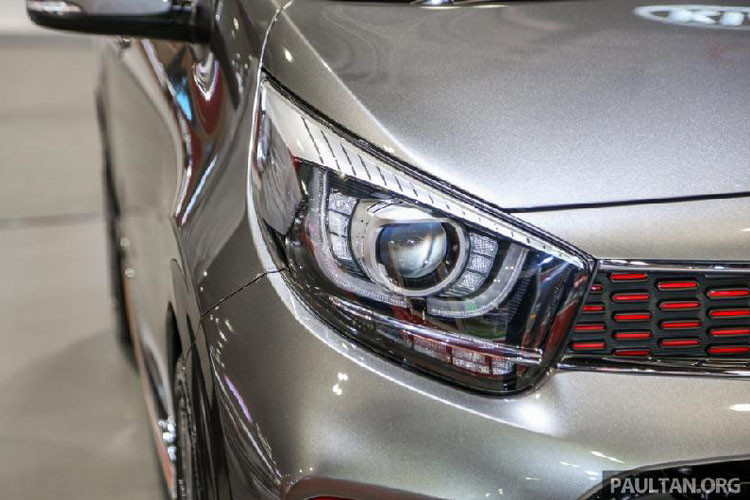 Hệ thống đèn pha trên xe là đèn halogen dạng thấu kính (projector) cùng đèn LED chiếu sáng ban ngày và đèn hậu LED.