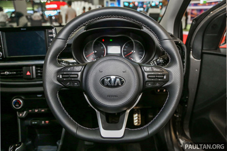 Vô-lăng tích hợp tính năng thoại rảnh tay và hệ thống kiểm soát hành trình, bảng đồng hồ cũng hiển thị thông báo về áp suất lốp.