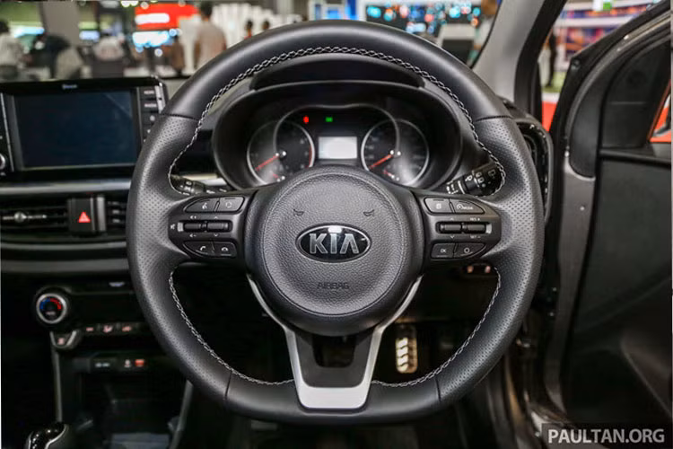 Vô-lăng tích hợp tính năng thoại rảnh tay và hệ thống kiểm soát hành trình, bảng đồng hồ cũng hiển thị thông báo về áp suất lốp.