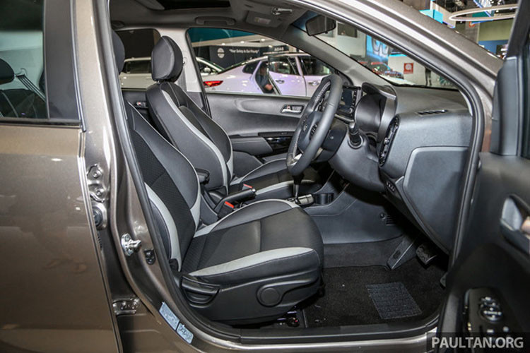 Nhìn toàn cảnh bên trong khoang điều khiển của xe. Đáng chú ý nhất ở sản phẩm mới này là theo nhà sản xuất công bố, ngoài các hệ thống an toàn đã trở thành tiêu chuẩn như 6 túi khí chống bó cứng phanh, cân bằng điện tử, khởi hành ngang dốc Picanto GT-Line được trang bị thêm hệ thống phanh tự động khẩn cấp.