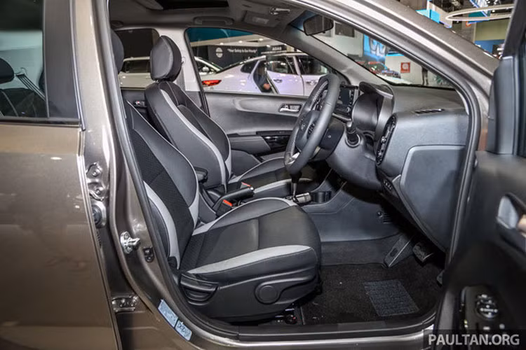 Nhìn toàn cảnh bên trong khoang điều khiển của xe. Đáng chú ý nhất ở sản phẩm mới này là theo nhà sản xuất công bố, ngoài các hệ thống an toàn đã trở thành tiêu chuẩn như 6 túi khí chống bó cứng phanh, cân bằng điện tử, khởi hành ngang dốc Picanto GT-Line được trang bị thêm hệ thống phanh tự động khẩn cấp.