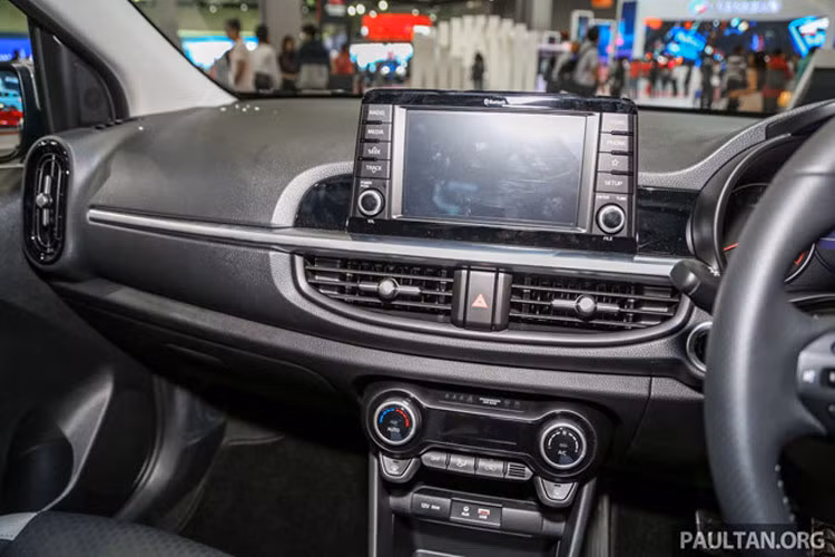 Cùng với đó, hãng xe ôtô Kia cũng làm mới Picanto GT-Line 2019 với nhiều trang bị nổi bật như màn hình cảm ứng 7 inch tích hợp Apple CarPlay và Android Auto kèm hệ thống âm thanh 6 loa, điều hòa tự động.