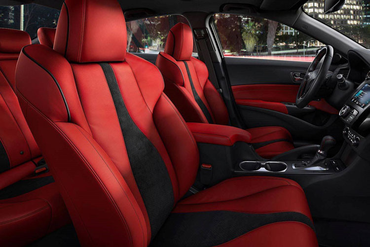 Tất cả các phiên bản của ILX 2019 sẽ được trang bị ghế ngồi được làm mới với phần lưng có thể điều chỉnh bằng điện. Một số chi tiết trên bảng táp-lô được mạ bạc và chrome sang trọng.