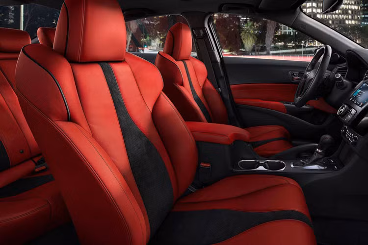 Tất cả các phiên bản của ILX 2019 sẽ được trang bị ghế ngồi được làm mới với phần lưng có thể điều chỉnh bằng điện. Một số chi tiết trên bảng táp-lô được mạ bạc và chrome sang trọng.