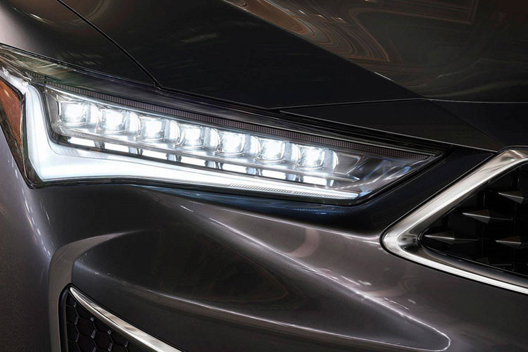 Hệ thống đèn chiếu sáng kiểu mắt kim cương công nghệ LED bao gồm 7 bóng đèn LED làm đèn pha và 1 dải LED định vị đặt ngay dưới đèn pha.