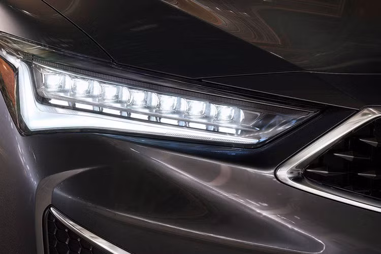 Hệ thống đèn chiếu sáng kiểu mắt kim cương công nghệ LED bao gồm 7 bóng đèn LED làm đèn pha và 1 dải LED định vị đặt ngay dưới đèn pha.