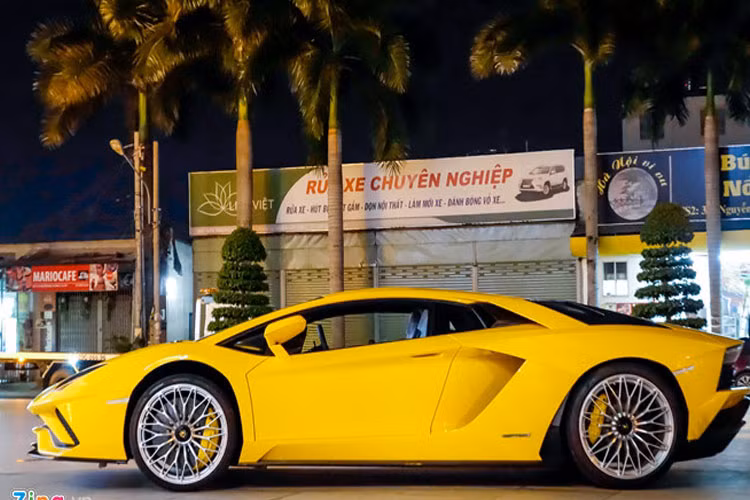 Giá bán Lamborghini Aventador S LP740-4 sau khi đến tay chủ nhân hiện chưa được tiết lộ, theo một nguồn tin ngoài lề siêu xe độc nhất này có giá lên tới 48 tỷ đồng.