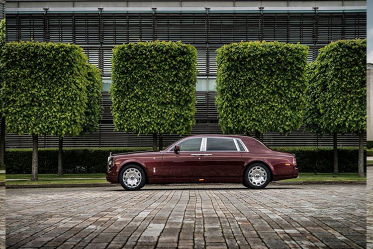 Mẫu Phantom đặc biệt này được thiết kế và chế tạo bởi bộ phận Rolls-Royce Bespoke tại nhà máy Rolls-Royce Goodwood, với 460 giờ sản xuất cơ bản của mẫu xe Phantom cộng thêm 260 giờ sản xuất giành do công tác thiết kế và chế tác các chi tiết Bespoke thủ công đặc biệt.