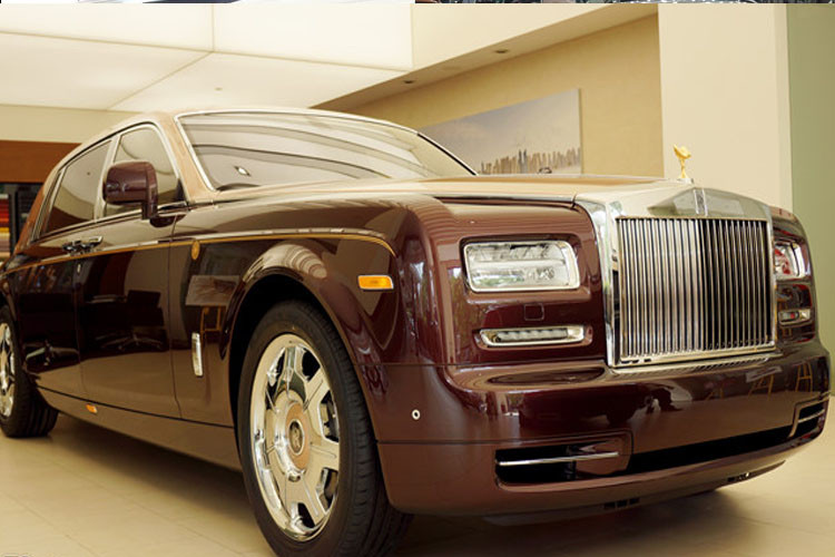Rolls-Royce Phantom Lửa Thiêng (Sacred Fire) là chiếc đầu tiên trong bộ sưu tập Đông Sơn gồm 6 chiếc. Xe được thiết kế và chế tác thủ công theo đơn đặt hàng của một khách hàng ở Hà Nội.