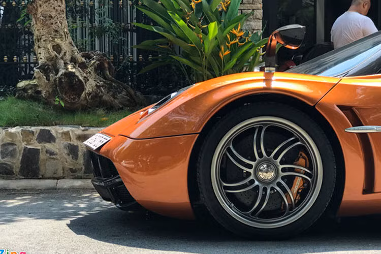 Đây là mẫu xe được sản xuất số lượng giới hạn 100 chiếc trên toàn cầu. Nguyên nhân Pagani chỉ sản xuất 100 chiếc Huayra bởi một thỏa thuận với Mercedes-AMG. Hãng xe Đức chỉ cung cấp 100 cỗ máy M158 trang bị trên Huayra. Chính quá trình chế tác thủ công và số lượng giới hạn có nên giá trị những chiếc Pagani thường tăng theo thời gian.