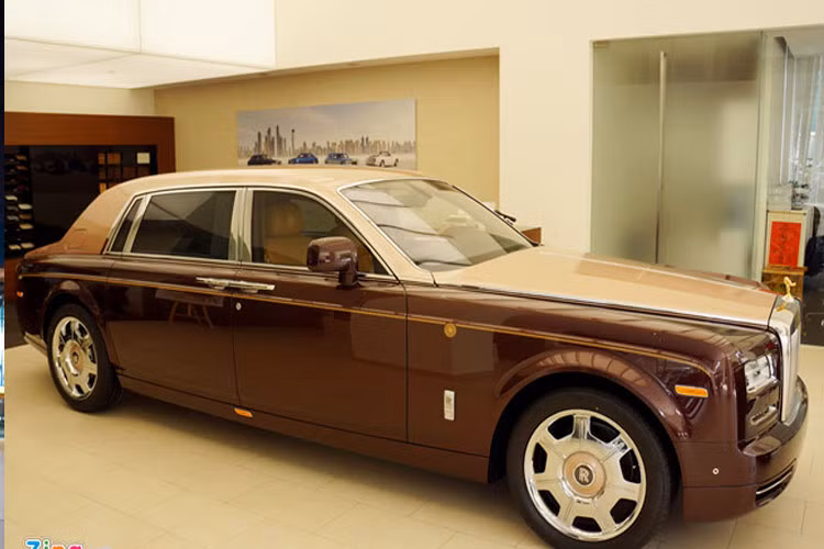 Chiếc xe siêu sang dựa trên nền tảng của mẫu Phantom Series II EWB (giá cơ sở 34 tỷ đồng). Với tính Bespoke độc đáo cộng các khoản thuế phí, Phantom Lửa Thiêng đã vượt qua phiên bản "Mặt trời Phương Đông" để trở thành mẫu xe đắt nhất ở Việt Nam hiện nay.