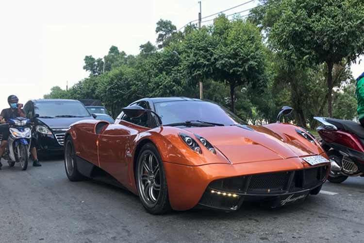 Pagani Huayra được chế tác thủ công hoàn toàn, thân xe ép bằng sợi carbon nguyên khối. Chiếc xe này được coi là kiệt tác về kỹ thuật chế tác sợi carbon. Có 15 loại carbon khác nhau được sử dụng trên xe với giá 500 USD trên mỗi feet vuông (30 x 30 cm). Chìa khóa xe bằng nhôm dài khoảng 10 cm, là mô hình thu nhỏ của siêu xe này và có giá 3.700 USD.