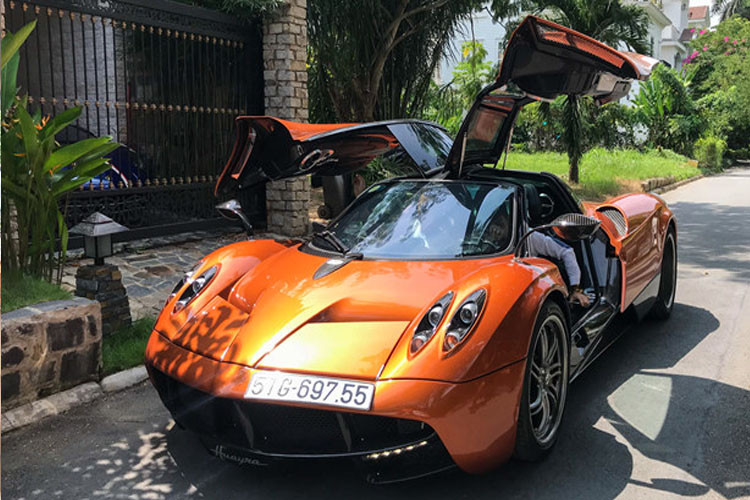 Pagani Huayra được đưa về nước năm 2016, siêu xe được mệnh danh là "thần gió" có giá khủng lên đến 80 tỷ đồng. Xe thuộc sở hữu của Minh Nhựa được mua về từ Dubai.