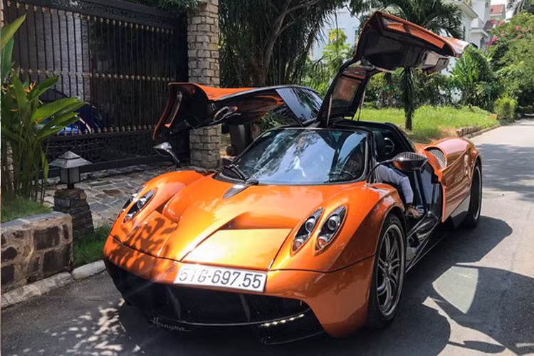 Pagani Huayra được đưa về nước năm 2016, siêu xe được mệnh danh là "thần gió" có giá khủng lên đến 80 tỷ đồng. Xe thuộc sở hữu của Minh Nhựa được mua về từ Dubai.