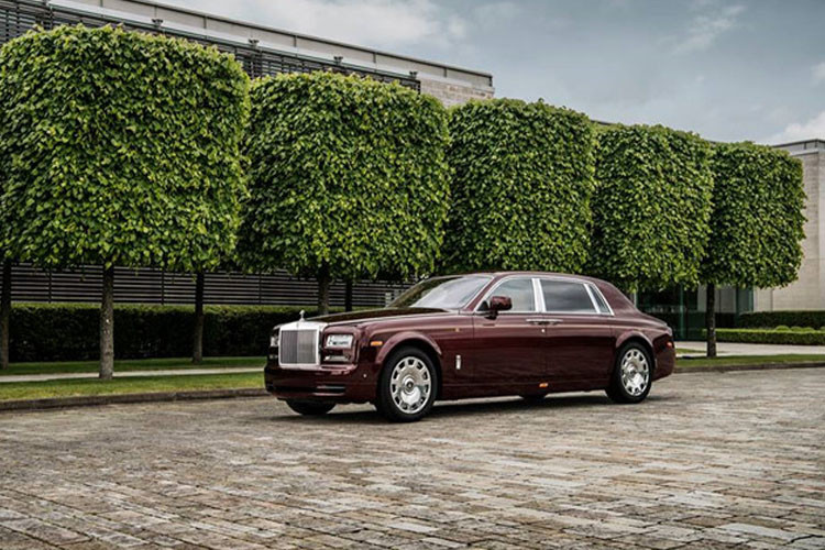 Đags chú ý nhất trong số những xế hộp chục tỷ phải kể đến Rolls-Royce Phantom EWB Bespoke mang tên Hoà Bình và Vinh Quang (Peace &amp; Glory) về nước theo đơn đặt hàng của một vị đại gia có giá lên đến 83 tỷ đồng là một trong những chiếc xe đắt nhất Việt Nam.