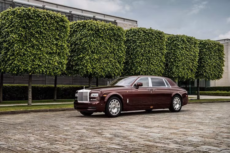 Đags chú ý nhất trong số những xế hộp chục tỷ phải kể đến Rolls-Royce Phantom EWB Bespoke mang tên Hoà Bình và Vinh Quang (Peace &amp; Glory) về nước theo đơn đặt hàng của một vị đại gia có giá lên đến 83 tỷ đồng là một trong những chiếc xe đắt nhất Việt Nam.