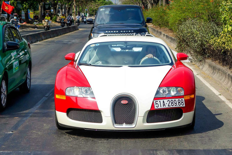 Minh Nhựa từng gây sốt nhập về siêu xe được mệnh danh là "ông hoàng tốc độ", Bugatti Veyron. Nếu xét về độ hiếm, Veyron được giới tỷ phú thế giới săn lùng. Giá trị xe mới tại Mỹ trên 1,6 triệu USD. Sau khi về Việt Nam, nếu nộp đủ thuế ở thời điểm bấy giờ, siêu xe có thể đội lên khoảng 70 tỷ đồng.