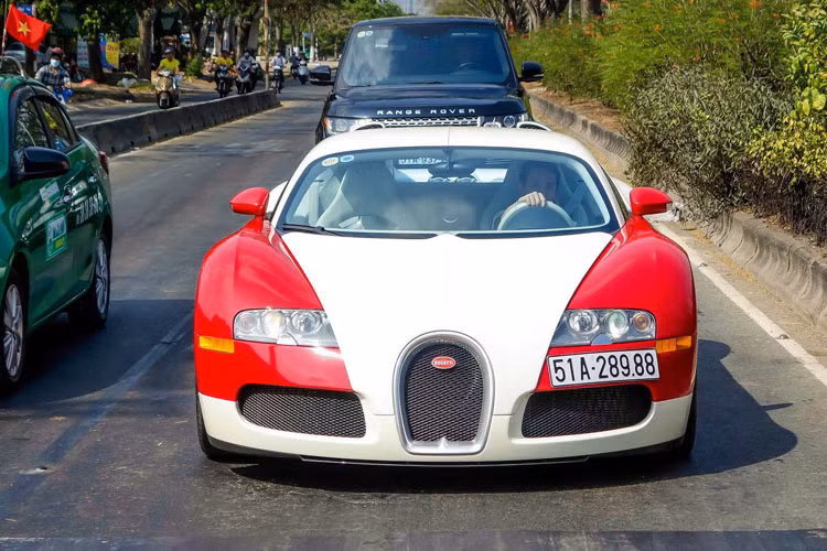 Minh Nhựa từng gây sốt nhập về siêu xe được mệnh danh là "ông hoàng tốc độ", Bugatti Veyron. Nếu xét về độ hiếm, Veyron được giới tỷ phú thế giới săn lùng. Giá trị xe mới tại Mỹ trên 1,6 triệu USD. Sau khi về Việt Nam, nếu nộp đủ thuế ở thời điểm bấy giờ, siêu xe có thể đội lên khoảng 70 tỷ đồng.