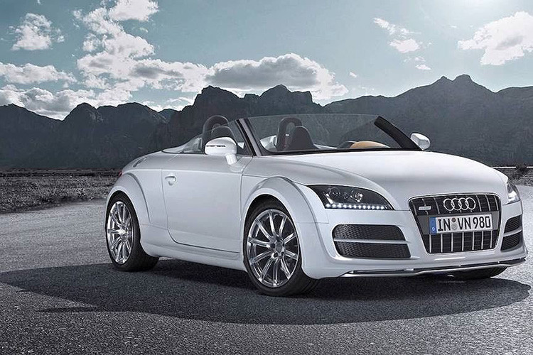 Audi TT Clubsport Quattro Concept - Bản concept mang phong cách speedster này tiếp nối con đường mà TT thế hệ 2 đang theo đuổi. Clubsport Quattro Concept là phiên bản thể thao hơn được nâng cấp từ TT Roadster. Thiết kế của chiếc xe này không có mui và cột A, thay vào đó Audi đã bố trí một tấm kính chắn gió nhỏ xinh ở phía trước. Audi TT Clubsport Quattro Concept mang trên mình khối động cơ TFSI 2,0 lít mạnh 300 mã lực, kết nối với hộp số ly hợp kép.