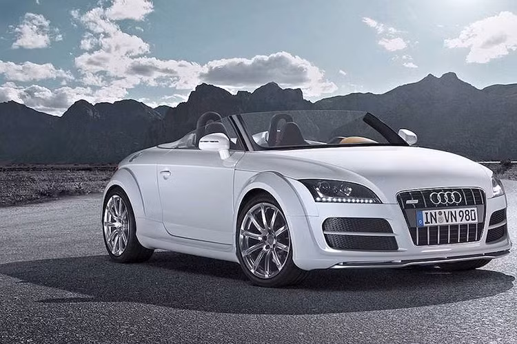 Audi TT Clubsport Quattro Concept - Bản concept mang phong cách speedster này tiếp nối con đường mà TT thế hệ 2 đang theo đuổi. Clubsport Quattro Concept là phiên bản thể thao hơn được nâng cấp từ TT Roadster. Thiết kế của chiếc xe này không có mui và cột A, thay vào đó Audi đã bố trí một tấm kính chắn gió nhỏ xinh ở phía trước. Audi TT Clubsport Quattro Concept mang trên mình khối động cơ TFSI 2,0 lít mạnh 300 mã lực, kết nối với hộp số ly hợp kép.