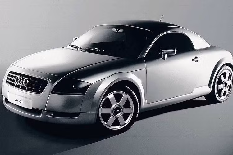 Mẫu xe thể thao Audi TT Concept - Ra đời năm 1995 và được coi là thuỷ tổ của dòng xe TT. Thiết kế của chiếc xe này có nhiều khác biệt so với các mẫu trước của thương hiệu xe sang Audi.
