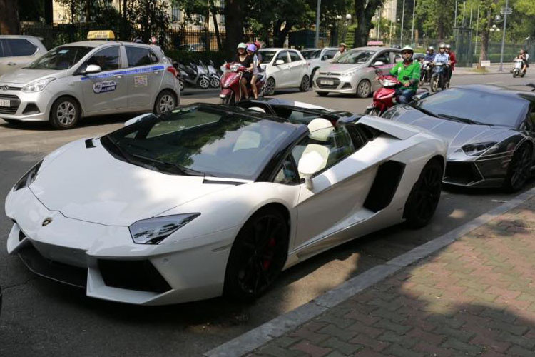 Mới đây, dân săn siêu xe ở Hà Nội lại có dịp chiêm ngưỡng bộ đôi siêu xe Lamborghini Aventador LP700-4 Roadster khi chúng được chủ nhân đỗ trước khách sạn Sofitel Metropole tại Hà Nội. Đáng chú ý nhất khi hai siêu xe này đều được độ pô và ống xả mới theo phong cách mới.