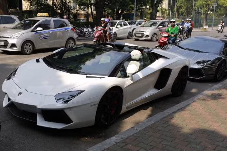 Mới đây, dân săn siêu xe ở Hà Nội lại có dịp chiêm ngưỡng bộ đôi siêu xe Lamborghini Aventador LP700-4 Roadster khi chúng được chủ nhân đỗ trước khách sạn Sofitel Metropole tại Hà Nội. Đáng chú ý nhất khi hai siêu xe này đều được độ pô và ống xả mới theo phong cách mới.