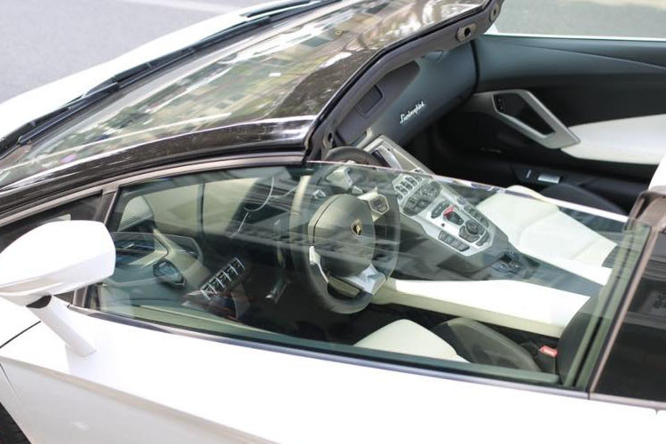 Nội thất siêu xe Lamborghini Aventador LP700-4 mui trần được thiết kế với 2 tông màu đối lập là trắng và đen cũng được lộ diện khá rõ nét.