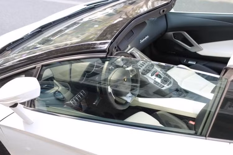 Nội thất siêu xe Lamborghini Aventador LP700-4 mui trần được thiết kế với 2 tông màu đối lập là trắng và đen cũng được lộ diện khá rõ nét.