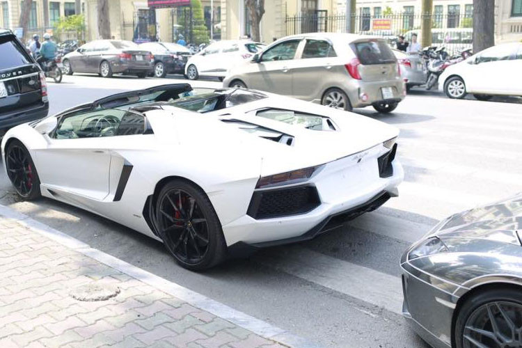 Trong đó, Lamborghini Aventador mui trần màu trắng từng của đại gia siêu xe Cường Đô la đã được độ pô "khủng" FI. "Siêu bò" mui trần này cũng được chủ nhân cho độ lại hệ thống ống xả bản đặc biệt thuộc hãng FI nổi tiếng.