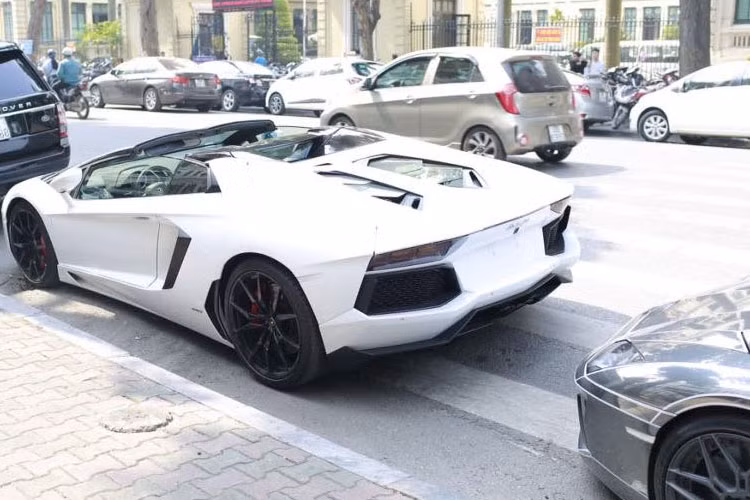 Trong đó, Lamborghini Aventador mui trần màu trắng từng của đại gia siêu xe Cường Đô la đã được độ pô "khủng" FI. "Siêu bò" mui trần này cũng được chủ nhân cho độ lại hệ thống ống xả bản đặc biệt thuộc hãng FI nổi tiếng.