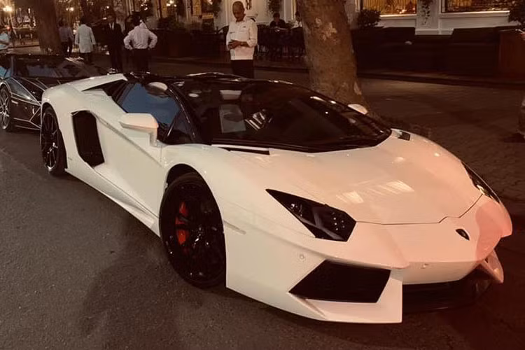 Lamborghini Aventador LP700-4 Roadster màu trắng không được độ lại động cơ. Siêu xe này vẫn sử dụng động cơ V12, dung tích 6,5 lít, sản sinh công suất tối đa 700 mã lực và mô-men xoắn cực đại 690 Nm.