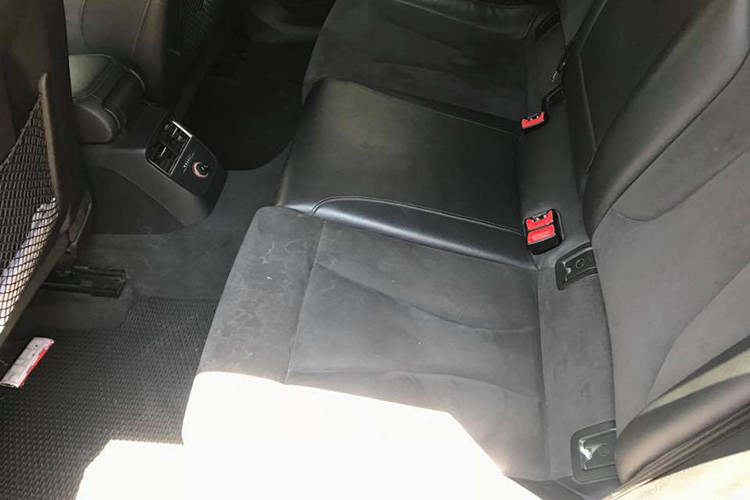 Mép ghế da có những nếp nhăn. Lòng ghế bọc da lộn nên hiện tại vẫn còn căng gần như mới. 