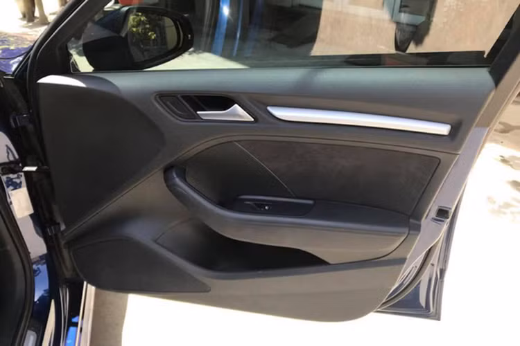 Cảnh cửa của Audi A3 Sportback S line 2014 cũng đã được ốp da lộn. 