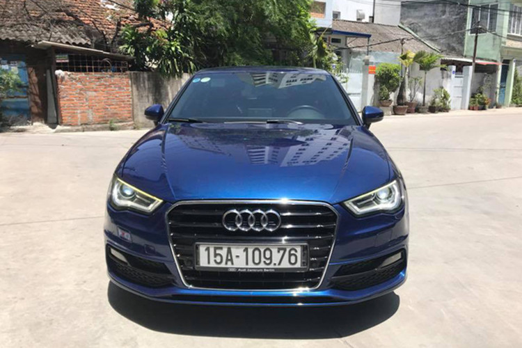 Chiếc xe sang Audi A3 Sportback này hiện đang được rao bán trên một diễn đạn mua bán xe cũ với giá chỉ 888 triệu đồng. Vào năm 2014, xe chính hãng có giá khởi điểm từ 1,2 tỷ đồng. Phiên bản với gói S line sẽ đắt tiền hơn. Bên cạnh đó, Audi A3 Sportback phiên bản thể thao đang có mức giá khoảng hơn 1,5 tỷ đồng.
