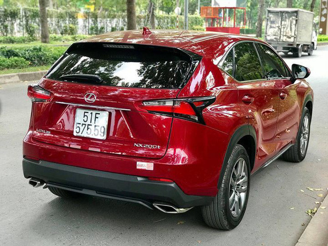 Đuôi xe nổi bật với cụm đèn hậu LED tạo hình chữ L liền khối mượt mà vuốt nhẹ sang hông. Vòm bánh xe mở rộng đi kèm bộ la-zăng hợp kim nhôm 18 inch 5 chấu kép thể thao.