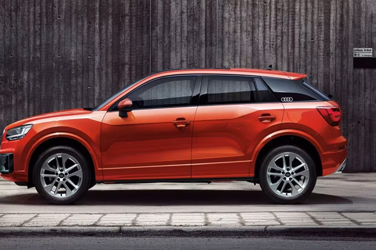 Chính vì thế, bằng mắt thường sẽ khó có thể nhận biết được sẽ khó có thể phân biệt Audi Q2L với Q2 tiêu chuẩn. Duy chỉ có kí tự ''L'' ở phía sau đuôi có lẽ là điểm duy nhất để nhận diện phiên bản kéo dài này.