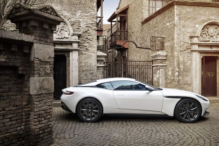Bên ngoài, siêu xe Aston Martin DB11 phiên bản V8 có một số điểm khác biệt so với phiên bản V12 như 2 khe gió trên nắp capô thay vì 4, bộ vành hợp kim mới và chóa đèn pha màu tối.