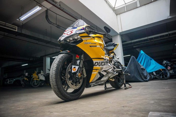 Được sản xuất từ năm 2013 tới năm 2015, mẫu siêu môtô Ducati 899 Panigale về cơ bản có thể coi là phiên bản giá rẻ của siêu môtô 1199 Panigale đình đám một thời. Chính vì thế siêu phẩm này khá thu hút các biker Việt. Nguồn ảnh: ThinhNguyen.