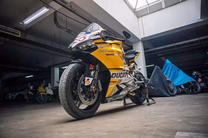 Được sản xuất từ năm 2013 tới năm 2015, mẫu siêu môtô Ducati 899 Panigale về cơ bản có thể coi là phiên bản giá rẻ của siêu môtô 1199 Panigale đình đám một thời. Chính vì thế siêu phẩm này khá thu hút các biker Việt. Nguồn ảnh: ThinhNguyen.