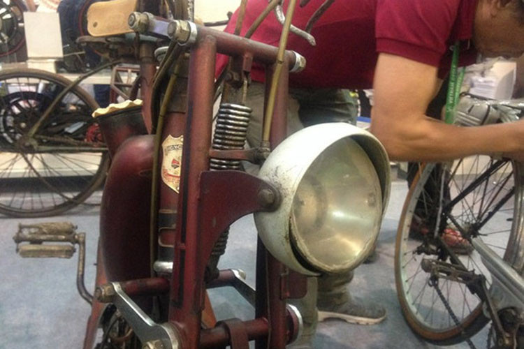 Nằm trong bộ sưu tập xe máy cổ hàng hiếm của Câu lạc bộ xe đạp cổ Hà Nội còn có một vài chiếc xe có tuổi đời trên 100 tuổi và giá cũng không hề rẻ.