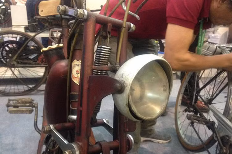 Nằm trong bộ sưu tập xe máy cổ hàng hiếm của Câu lạc bộ xe đạp cổ Hà Nội còn có một vài chiếc xe có tuổi đời trên 100 tuổi và giá cũng không hề rẻ.